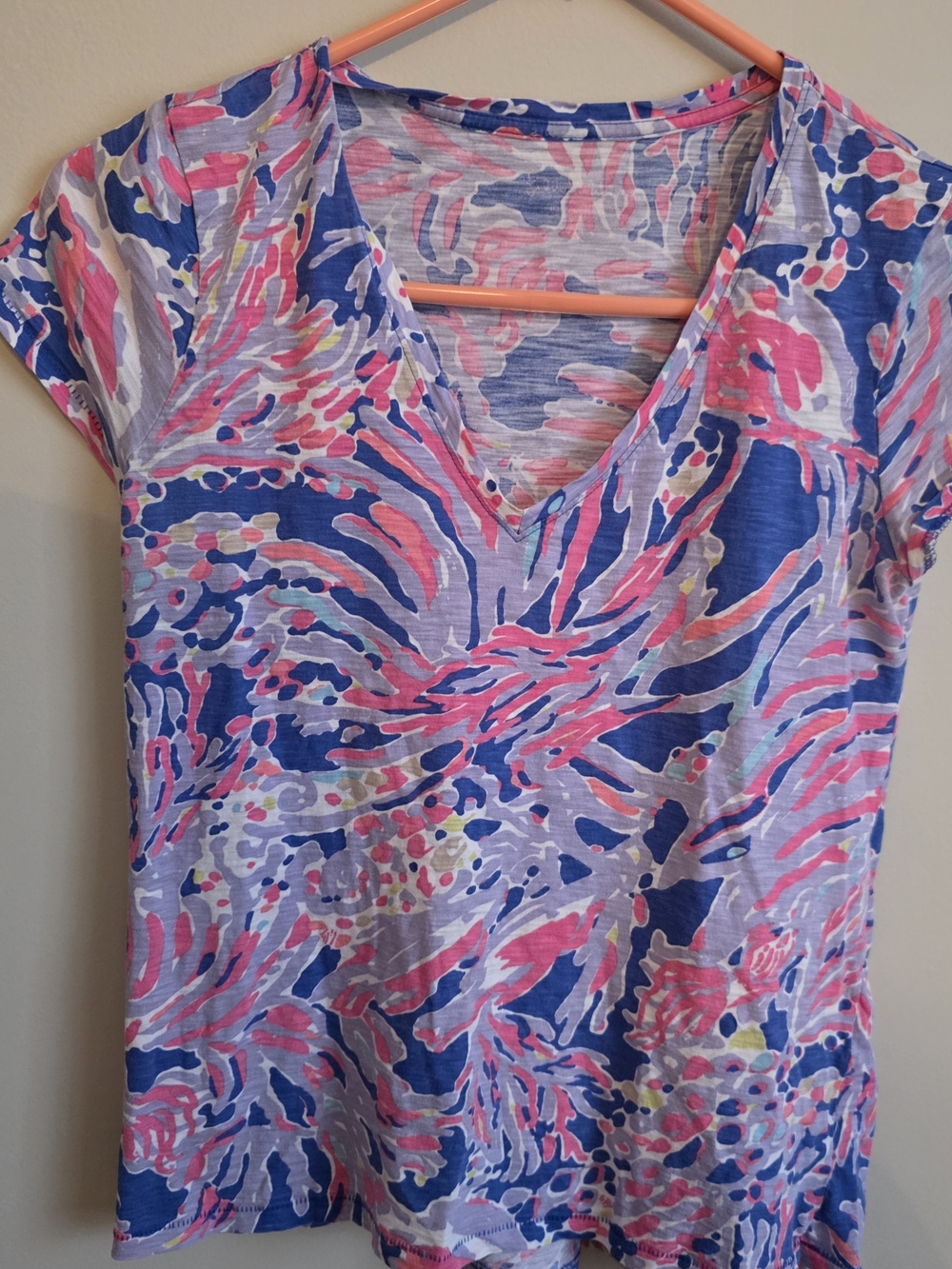 Lilly Pulitizer Ladies Size Medium Abstract V Neck 100% Cotton Shirt Purple Pink
